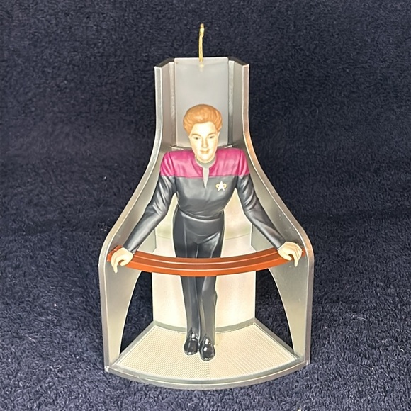 Star Trek‘Voyager’ Two vintage Hallmark Ornaments. USS Voyager & Captain Janeway - Picture 3 of 6